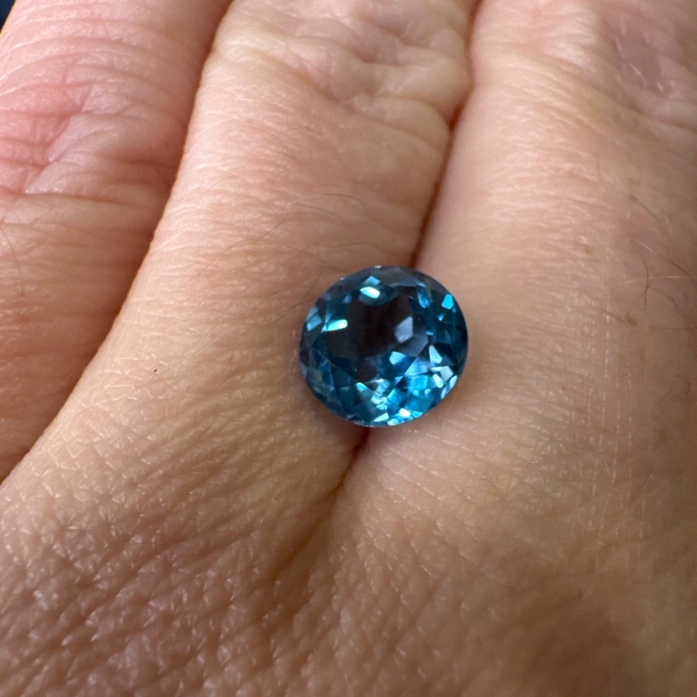 💙 2.65 CT Swiss Blue Topaz Gemstone – Brilliant Round Cut